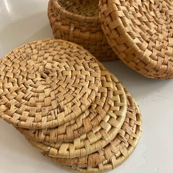 Vintage Woven Coaster Set (5) in Woven Lidded Box - Picture 4 of 4